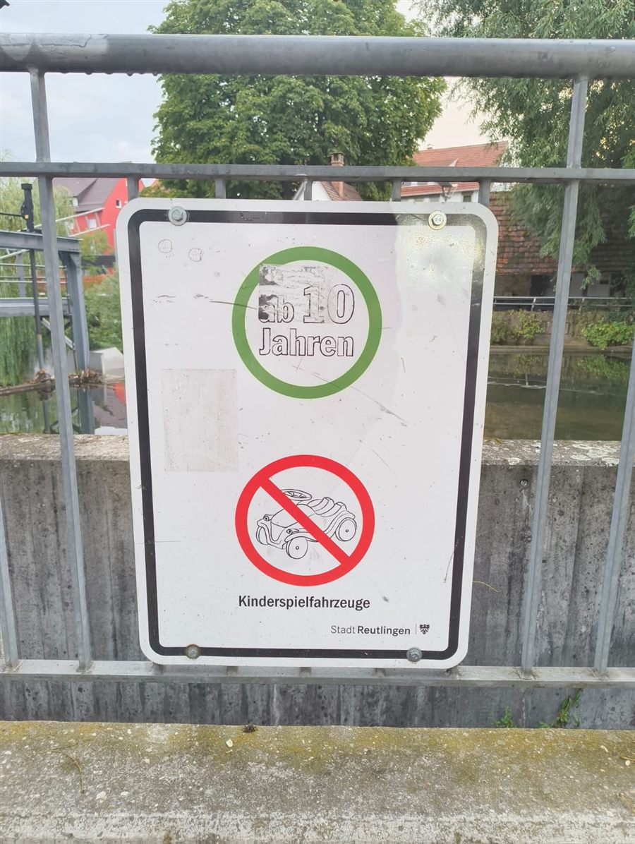 Schild: Kinderspielfahrzeuge wie BobbyCar nicht erlaubt