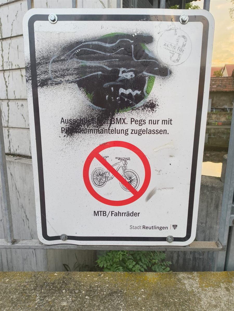 Schild: Fahrräder und Mountainbikes nicht erlaubt