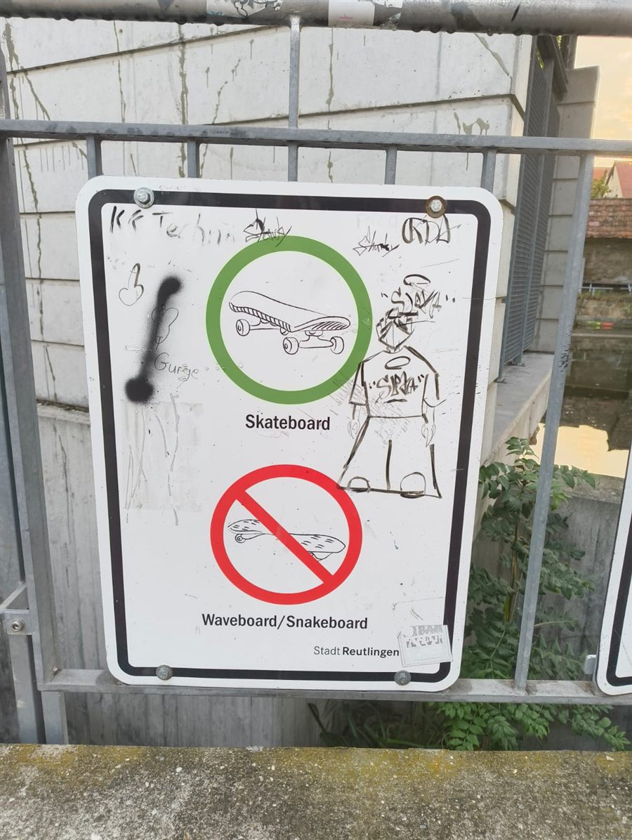Schild: Skateboard erlaubt, Waveboard und Snakeboard nicht erlaubt