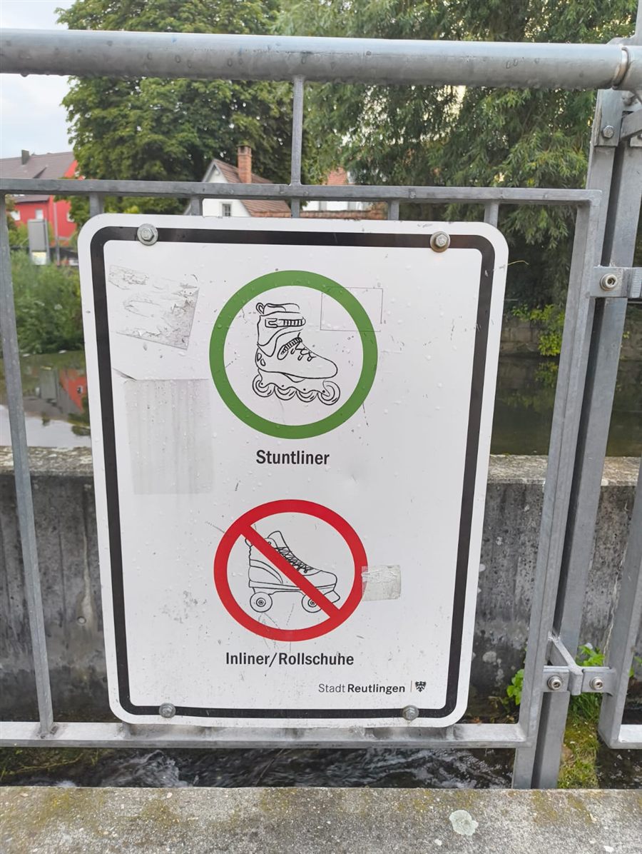 Schild: Stuntinliner erlaubt, Inlineskates und Rollschuhe nicht erlaubt