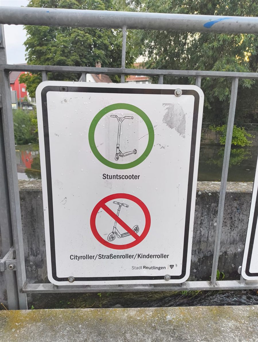 Schild: Stuntscooter erlaubt, Cityroller und Kinderroller nicht erlaubt