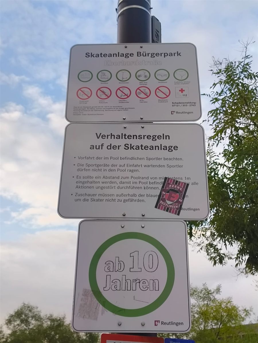 Beschilderung der Skateanlage Bürgerpark mit Regeln und Altersgrenze ab 10 Jahren