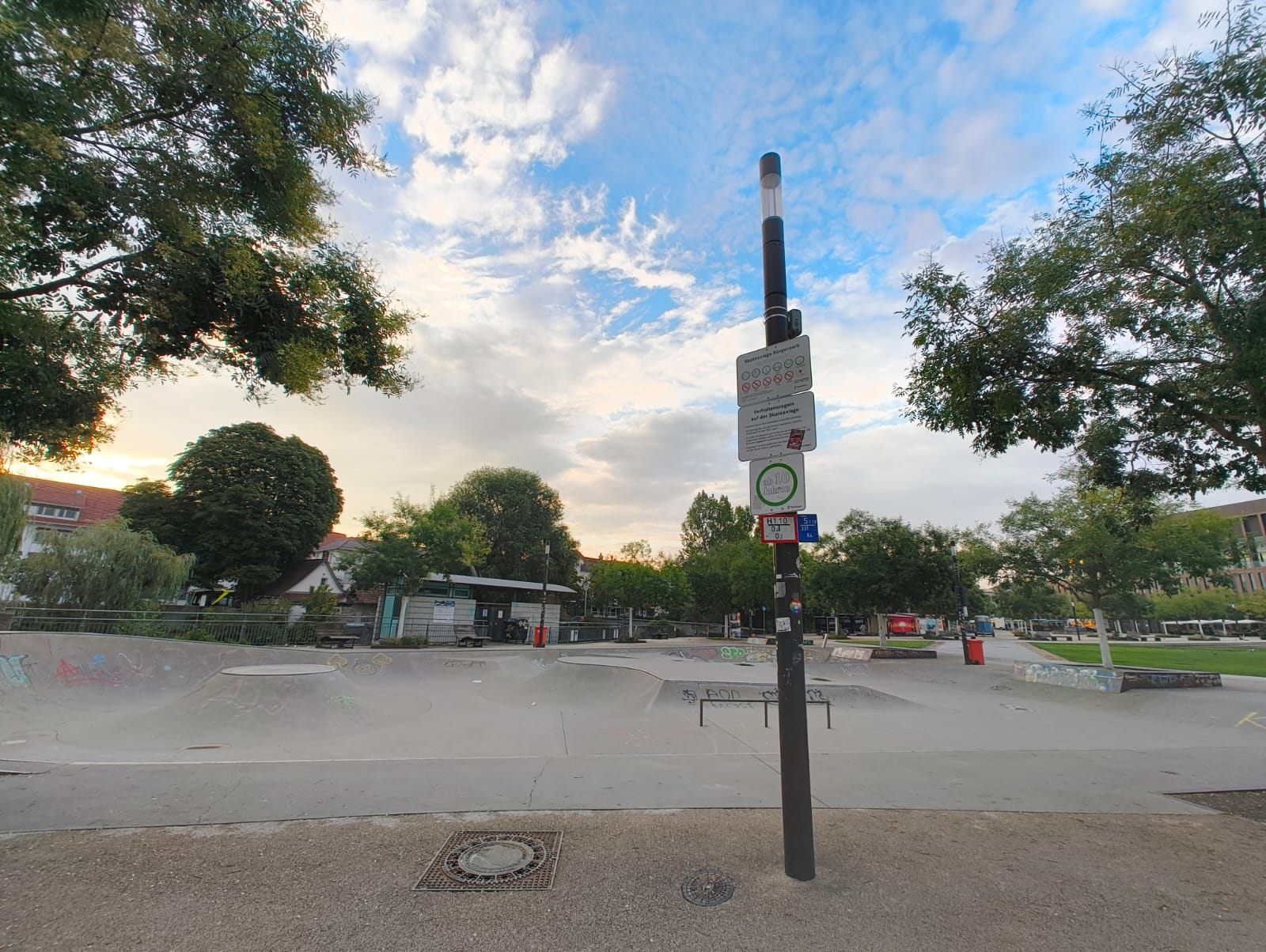 Weitläufiger Skatepark Reutlingen mit Beton-Pool und Street-Elementen im Bürgerpark