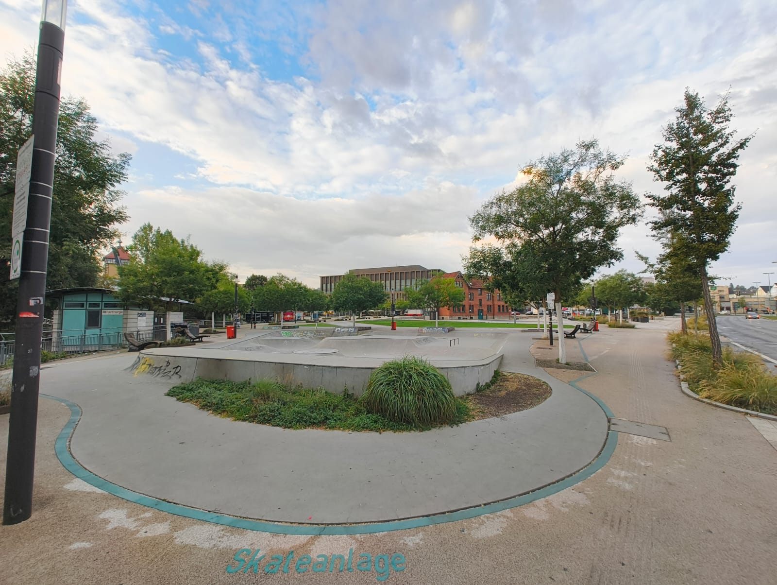 Skatepark Reutlingen unter weitem Himmel